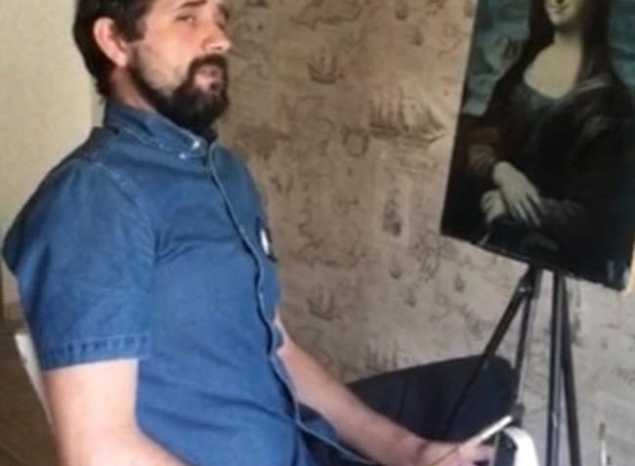 Артист ансамбля «Казачья застава» Александр Кондрев исполнил песню «Из-за острова на стрежень»