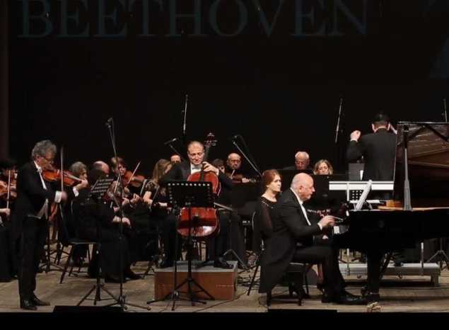 Предлагаем посмотреть фрагмент концерта оркестра Губернаторской симфонической капеллы с участием Фермо Рошиньо, Сандро де Блассио и Фабрицио Касу