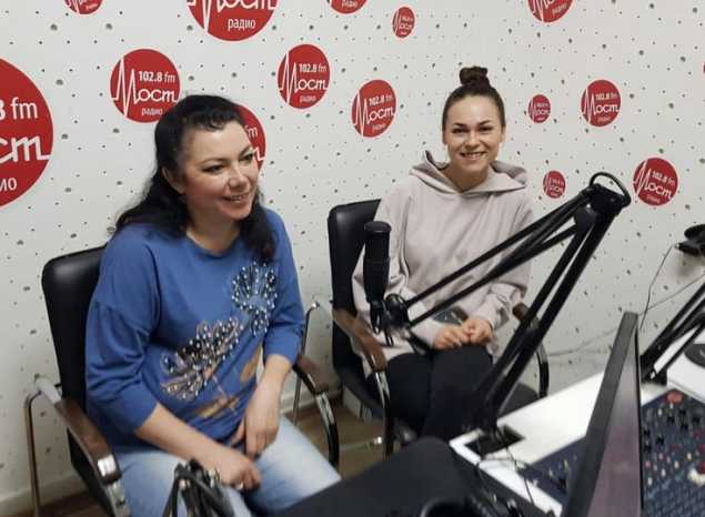 Солистки ансамбля «Злато-Серебро» стали гостями прямого эфира на «Мост Радио»