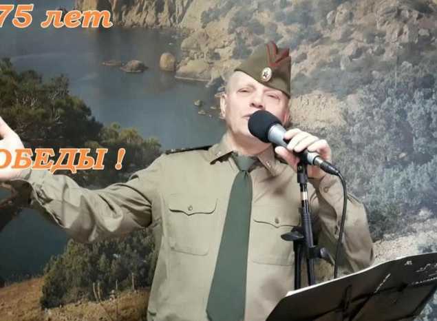 Солист эстрадно-джазового ансамбля «Экспресс-бэнд» Александр Ренуар исполнил «Песенку фронтового шофёра»