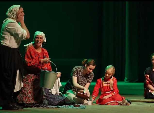 Предлагаем посмотреть фрагмент спектакля «Бабы мои, бабоньки» в исполнении ансамбля «Миряне»