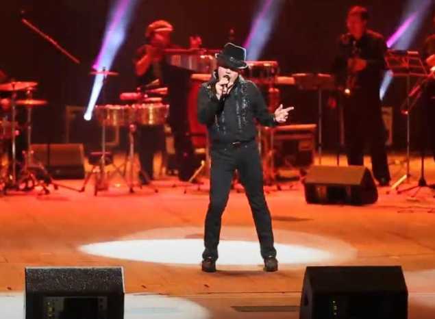 Предлагаем посмотреть выступление солиста эстрадно-джазового ансамбля «Экспресс-бэнд» Александра Ренуара