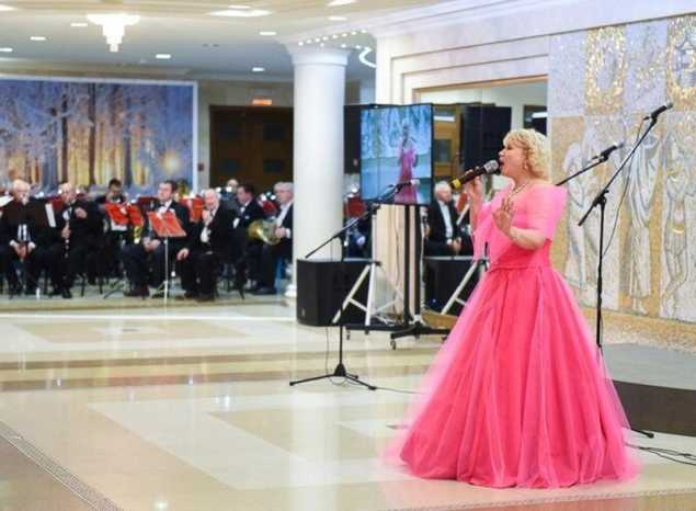 Солистка Губернаторской симфонической капеллы Елена Сафронова выступила на Сретенском балу