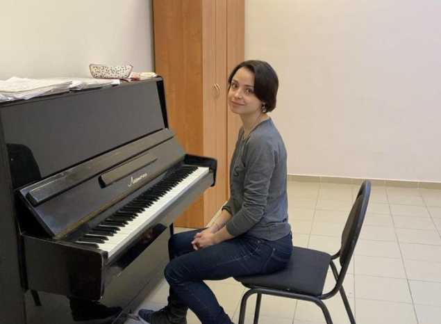 Анастасия Суднева разучивает новый материал