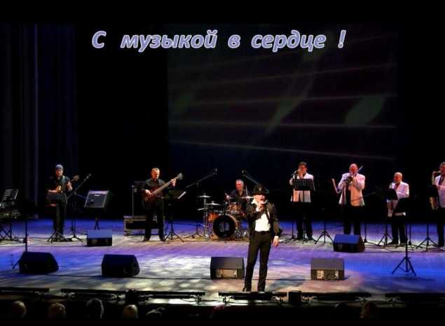 Предлагаем посмотреть фрагмент выступления ансамбля «Экспресс-бэнд»