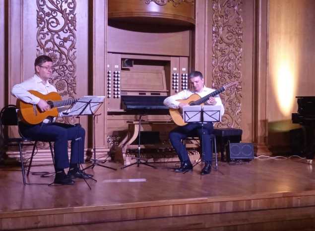 В филармонии состоялся концерт дута «Русские гитары»