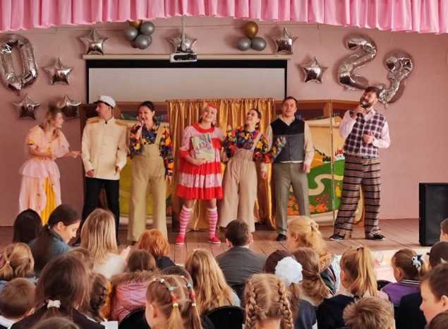Группа «Калейдоскоп» выступила в школе № 32/2