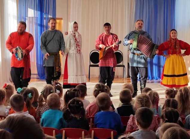 Ансамбль «Миряне» выступил в детском саду № 130
