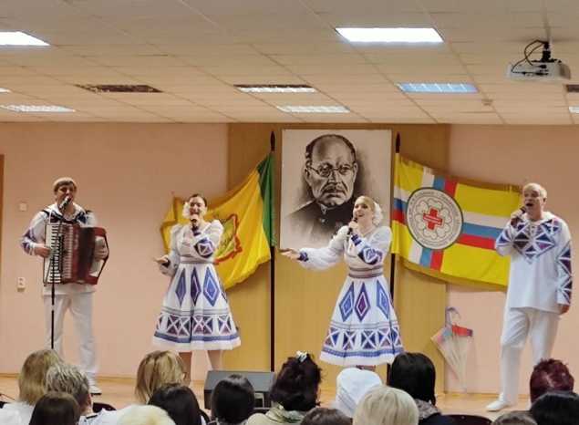 Ансамбль «Горница» поздравил медработников с наступающим 8 марта