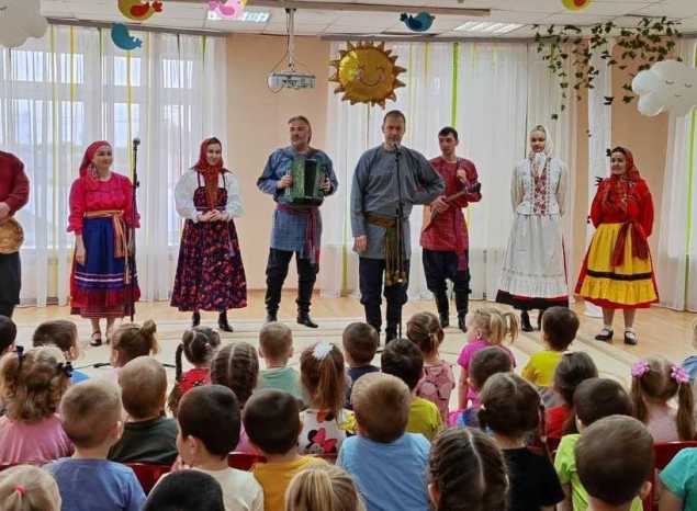 Ансамбль русской этнической музыки «Миряне» выступил в средней школе № 56 города Пензы