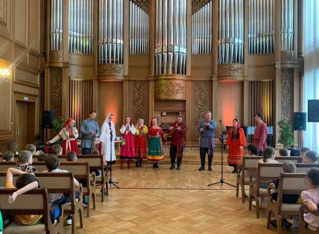 Ансамбль «Миряне» познакомил пензенских школьников с народными инструментами