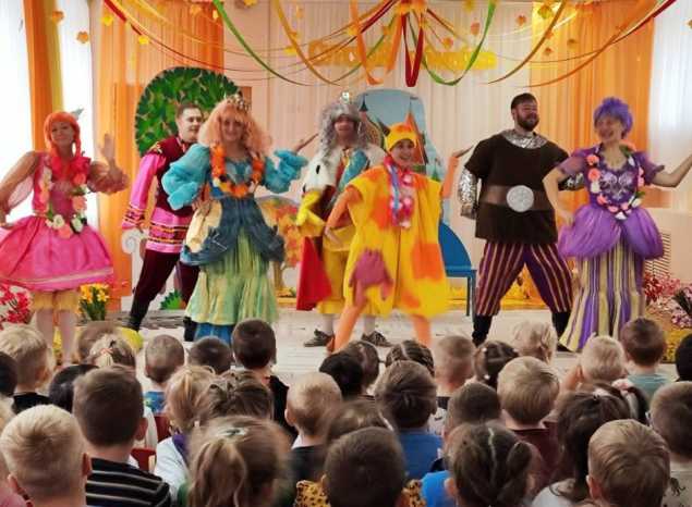С музыкальным спектаклем группа «Калейдоскоп» выступила в деском саду № 130