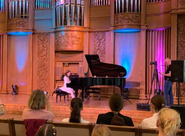 С отчетным концертом в филармонии выступили учащиеся фортепианного отделения ДМШ №15