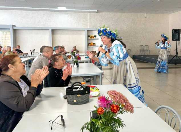 Солистки ансамбля «Злато-Серебро» выступили для эвакуированных жителей Белгородской области