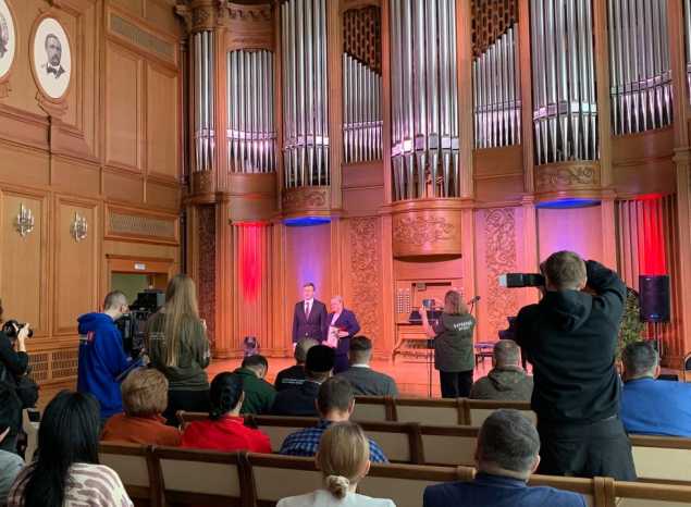 В филармонии состоялась церемония награждения нагрудными знаками «Народный фронт. Всё для Победы» участников волонтерских сообществ