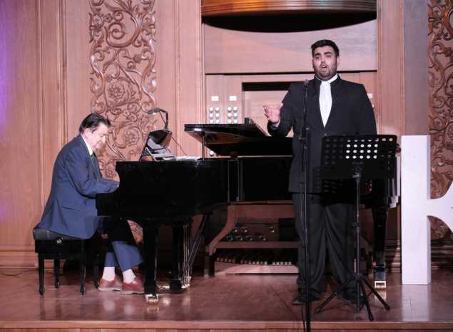 Предлагаем посмотреть фрагмент программы «Мелодии кино» в исполнении солистов Губернаторской симфонической капеллы