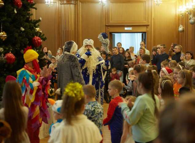 Приглашаем юных зрителей и их родителей на новогодние представления