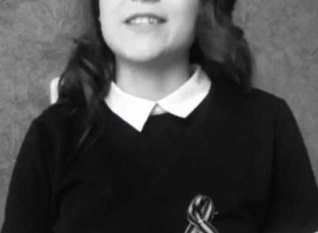 Солистка ансамбля «Злато-Серебро» Карина Мещерякова исполняет песню «Рябина»