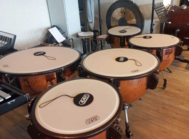 Инструментальный арсенал симфонического оркестра Губернаторской симфонической капеллы пополнился комплектом литавр