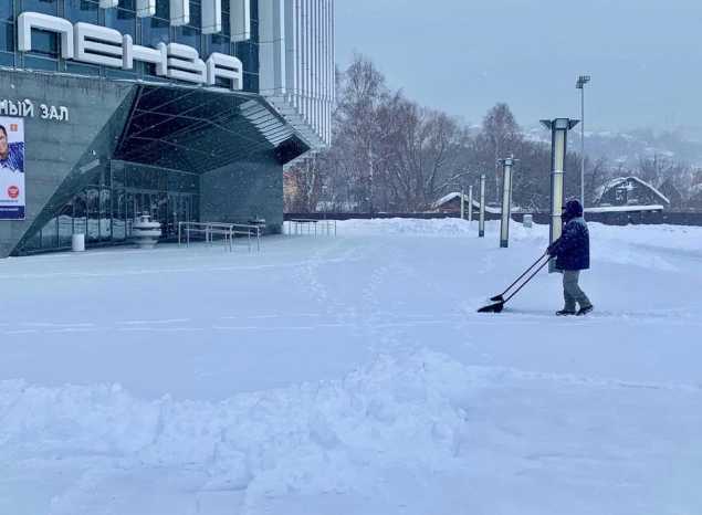 Работы по уборке снега на территории «Пензаконцерта» продолжаются