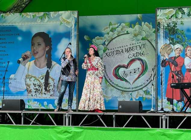 На песенном фестивале «Когда цветут сады…» выступили солистки ансамбля «Злато-Серебро»