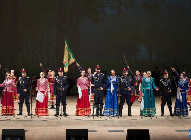 Предлагаем посмотреть концертную программу «На Берлин!» в исполнении ансамбля песни и танца «Казачья застава»