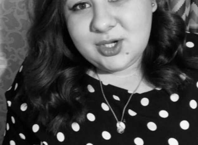 Артистка академического хора Губернаторской симфонической капеллы Екатерина Илюнина исполняет арию «Жди меня» из оперы «А зори здесь тихие»