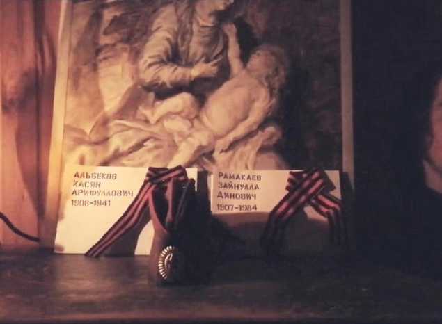 Артист группы «Калейдоскоп» Рамиль Альбеков читает стихотворение Семёна Гудзенко «Перед атакой»