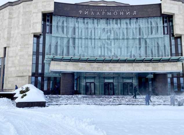 На территории «Пензаконцерта» ведутся работы по уборке снега