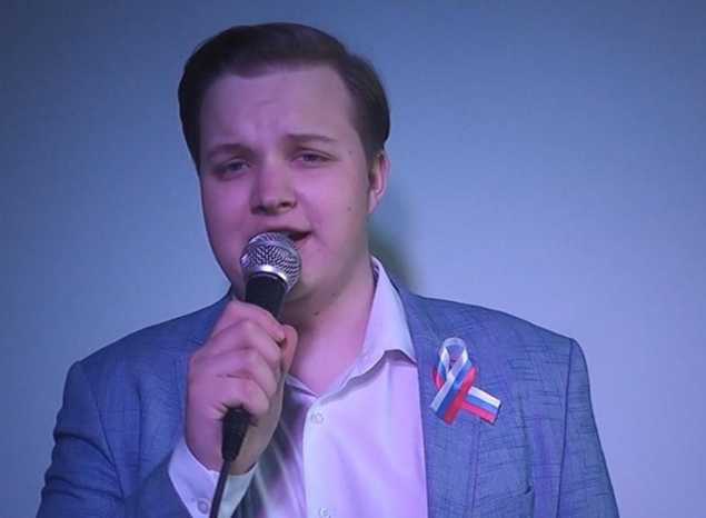 Артист хора Губернаторской симфонической капеллы Максим Баландин исполнил песню «Берёзовые сны»