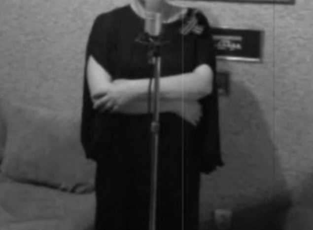 Артистка хора Губернаторской симфонической капеллы Екатерина Бородина исполнила песню Булата Окуджавы «До свидания, мальчики»