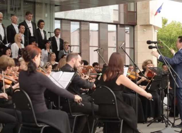 Предлагаем посмотреть фрагменты праздничного концерта ко Дню России от 2015 года!