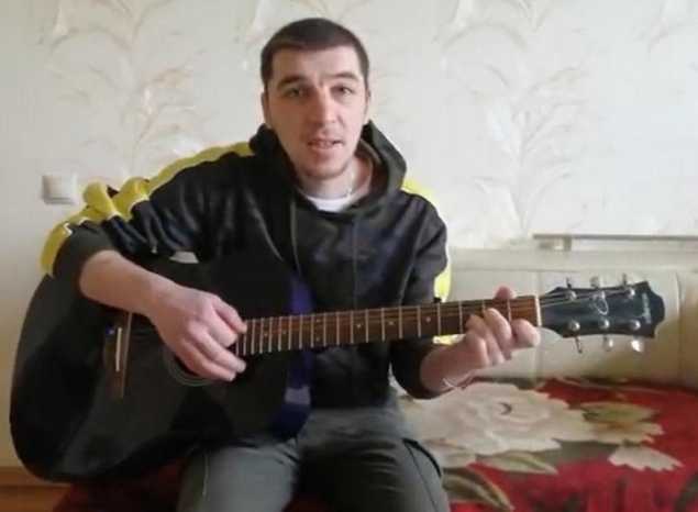 Артист ансамбля «Миряне» Алексей Полшков исполнил плясовую «Подружки – Паранюшки мои»