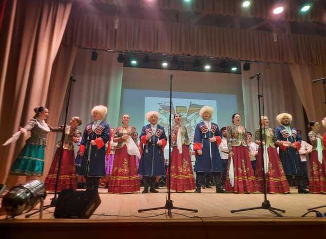 Ансамбль песни и танца «Казачья застава» выступил в Шемышейке