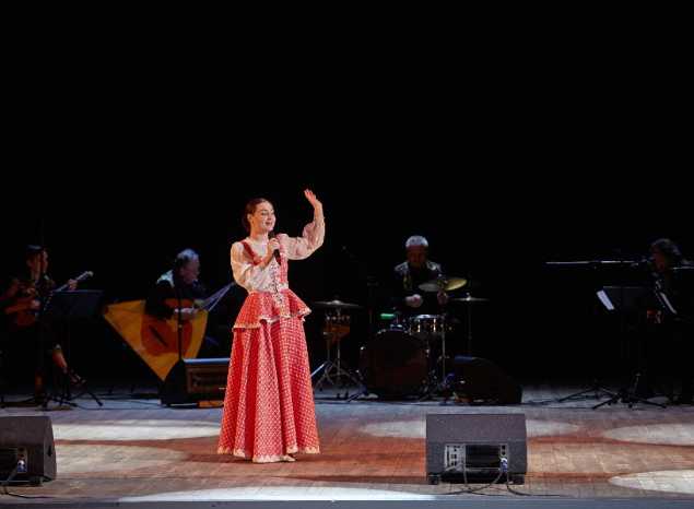 Марта Серебрякова и ансамбль «Губерния» выступили с праздничным концертом для сотрудников компании «SV‑Мебель»