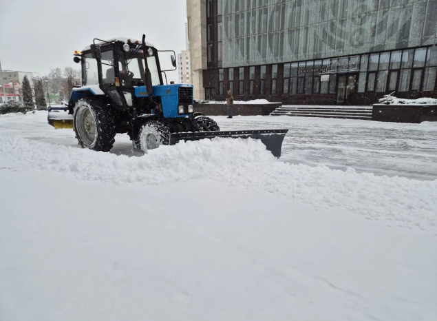 Нв территории «Пензаконцерта» ведутся работы по уборке снега