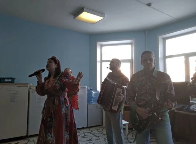 Артисты ансамбля «Злато-Серебро» выступили в госпитале