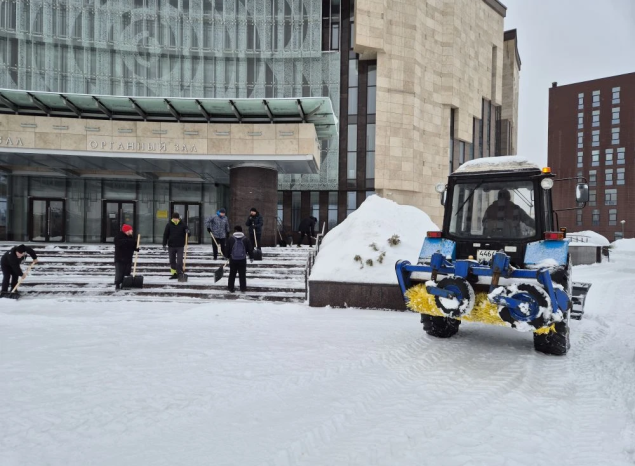 Сотрудники «Пензаконцерта» продолжают активную борьбу со снегом