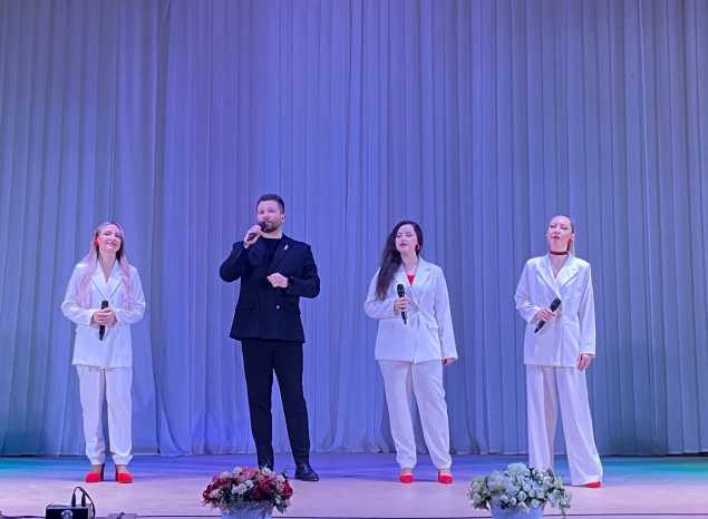 Солисты ансамбля «Экспресс-бэнд» выступили для эвакуированных жителей