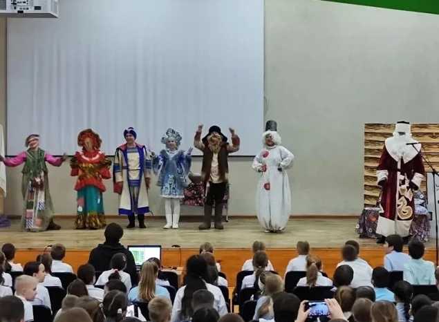 Группа «Калейдоскоп» выступила для школьников с музыкальным спектаклем