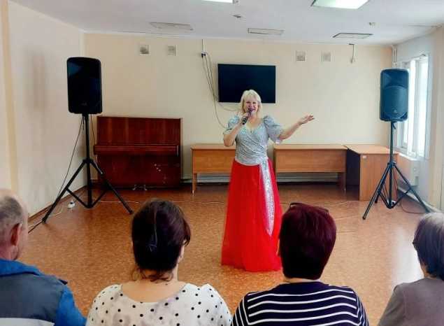 Елена Сафронова выступила для эвакуированных жителей