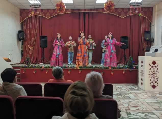 Ансамбль «Злато-Серебро» выступил для эвакуированных граждан