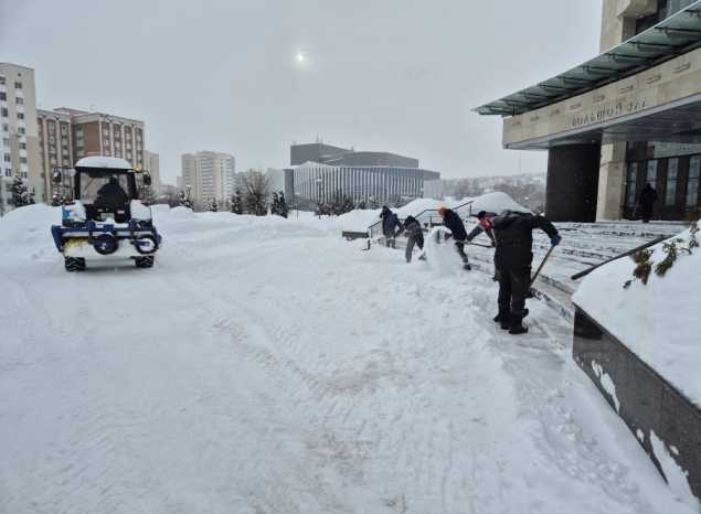 На территории «Пензаконцерта» ведутся активные работы по уборке снега