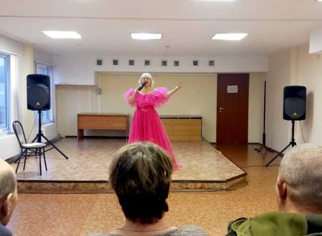 Елена Сафронова выступила для эвакуированных граждан