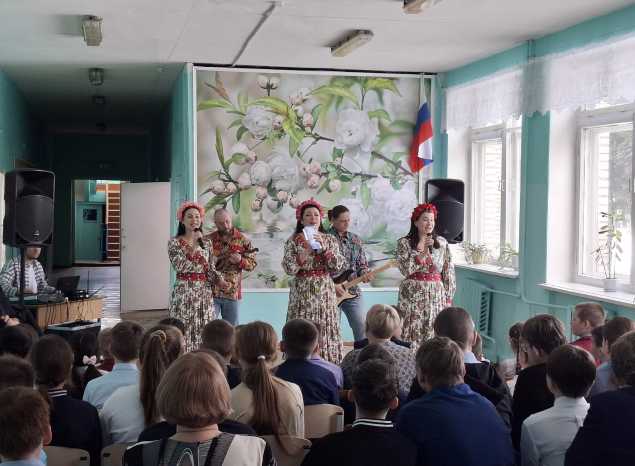 Ансамбль «Злато-Серебро» выступил в средней школе села Оленевка
