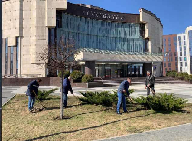 Сотрудники «Пензаконцерта» продолжают уборку территории