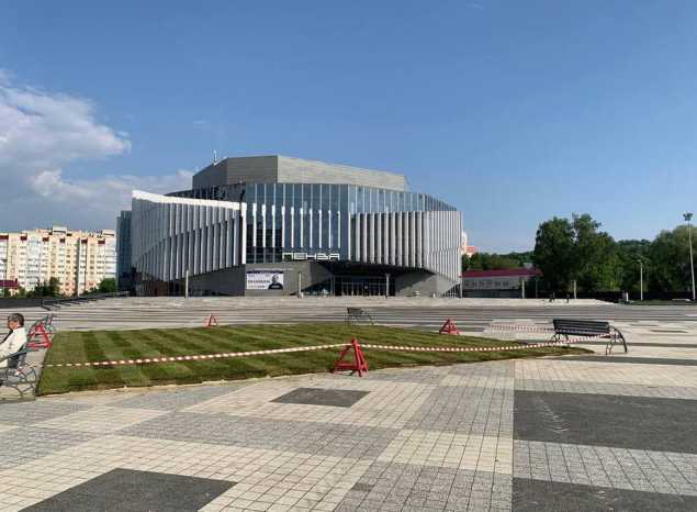 На Юбилейной площади расстелили зеленый газон