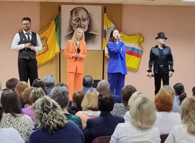 Солисты ансамбля «Экспресс-бэнд» поздравили медицинских работников с профессиональным праздником