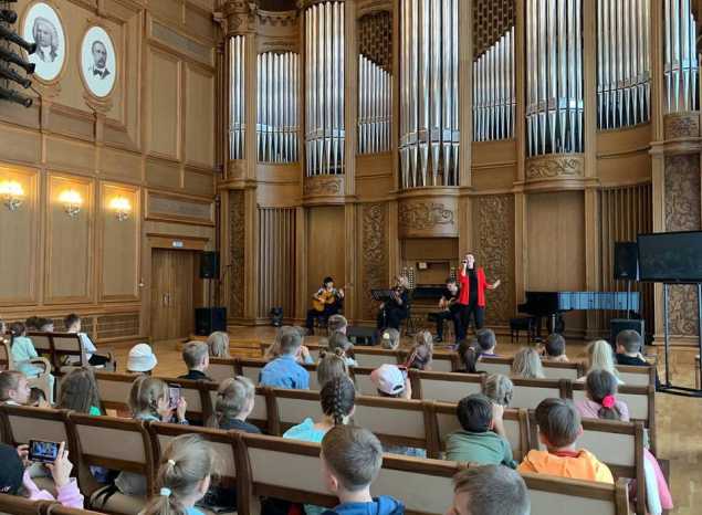 С программой «Вот оно какое, наше лето» для юных зрителей выступил коллектив «Экспромт»