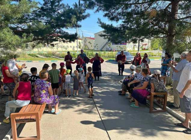 Ансамбль русской этнической музыки «Миряне» выступили в ПВР в Леонидовке